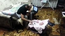 Кот защищает ребенка
