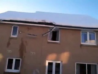 Мужик сбил сосульку