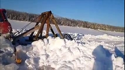 Северные дороги: К-700 вытаскивают провалившийся грузовик Scania