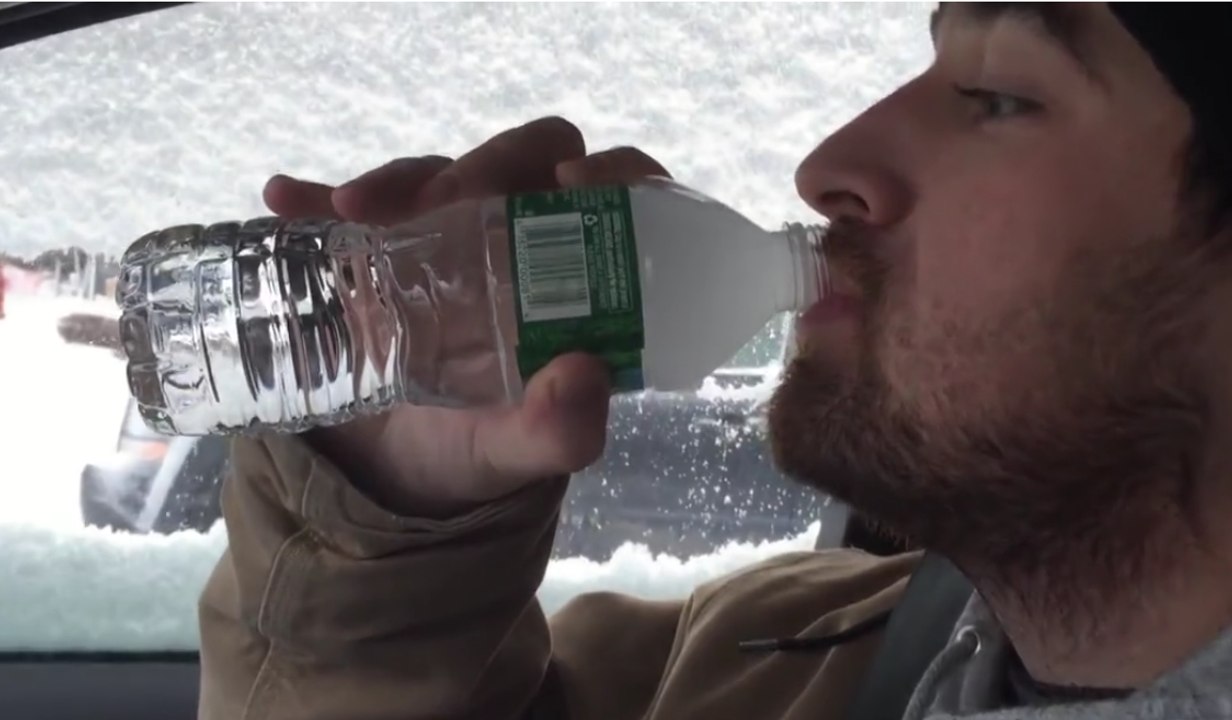 Sa bouteille d'eau se congèle totalement après l'ouverture