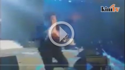 Video Amy Search jatuh pentas, bahu terseliuh