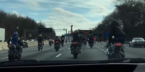 Des motards bouchent une autoroute et font le show !