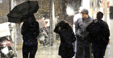 İstanbul'da Kar Yağışı Aralıksız Sürüyor! Seferler İptal