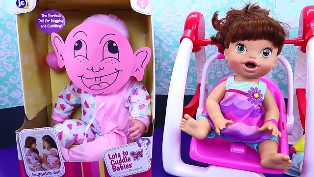 Ugly Baby or Cute Baby Playing with Baby Doll + Baby Alive Lucy & Surprise Diaper Bag DisneyCarToys