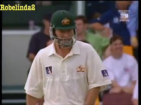 MOST BRAINLESS FIELDING IN CRICKET HISTORY - ALAN MULALLY . Rare cricket video