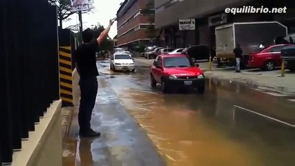 Su Birikintisini Geçmenin En Kurnazca Yolu