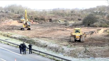 Clearing of Calais migrant 'jungle' begins