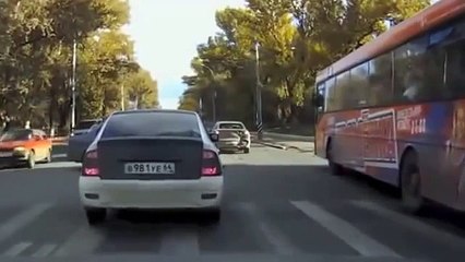 【衝撃映像】　海外自動車事故　衝撃クラッシュシリーズ　決定的瞬間　No １4