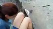 Une fille se glisse dans une bouche d'égout pour sauver un chaton coincé au fond