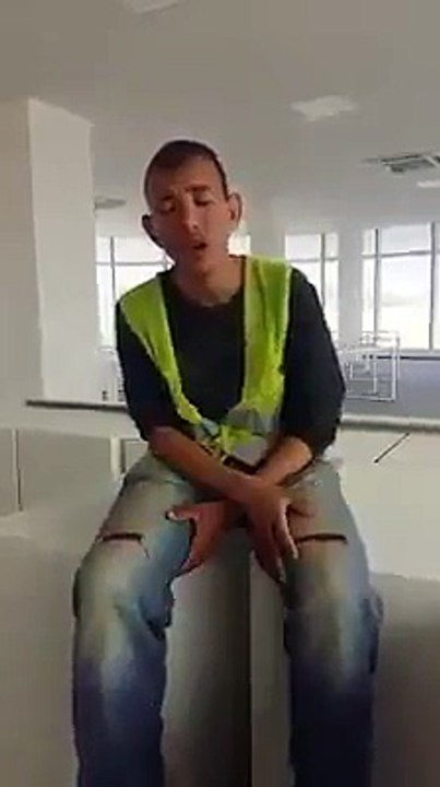 Kabe imamlarının kıraatlerini taklit eden genç