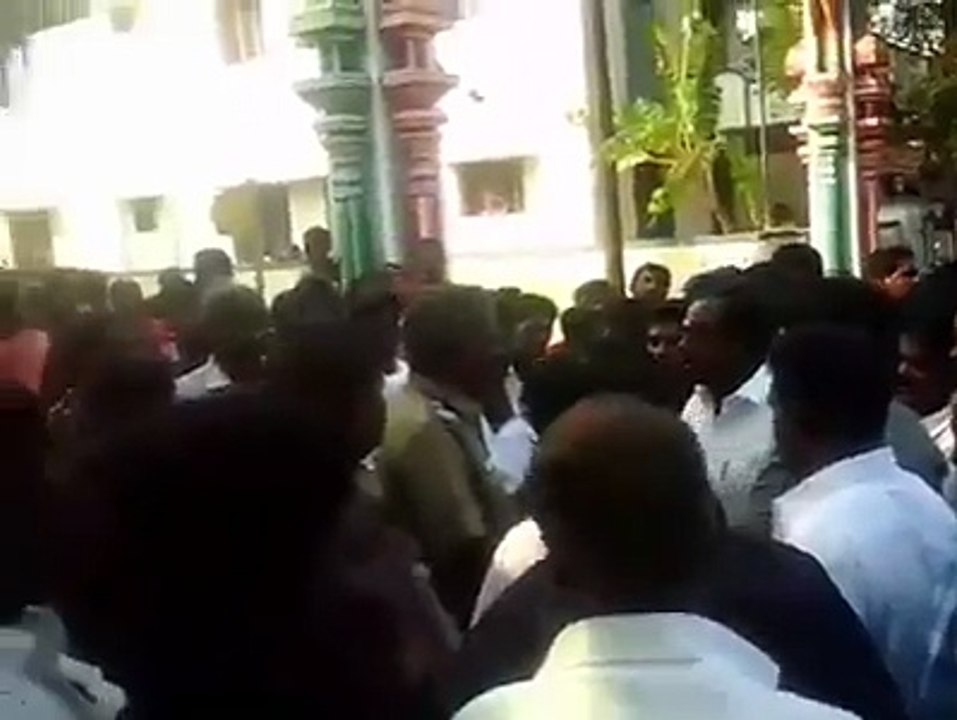 அலறிய காவல்துறை...  என் ஊரு நான் அப்படி தான் பண்ணுவேன் உன்னால முடிஞ்சத பாரு...
