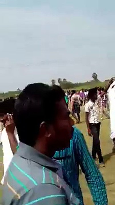 சிவகங்கை மாவட்டம் சிராவயல் புதூரில் தடையை மீறி நடந்த ஜல்லிக்கட்டுதடுக்க முன்வந்த காவல்துறையைதமிழ் மக்கள் வெளியேற்றிய காட