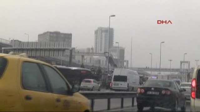 Merter Durağında Bekleyen Metrobüse Arkadan Gelen Bir Başka Metrobüs Çarptı 5 Kişi Hafif Yaralandı...