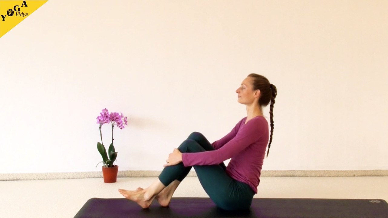 Yoga üben - gleichgewichts vorwärtsbeuge