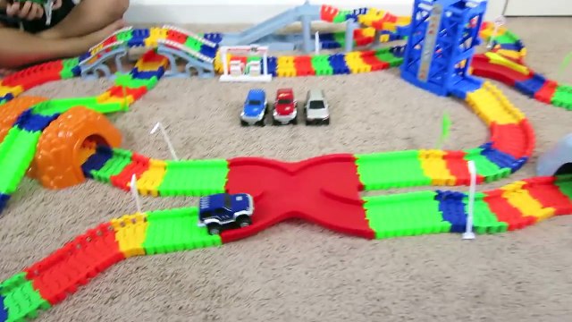 SUPER SNAP SPEEDWAY 2 CAR and MONSTER TRUCK RACING RACE TRACK