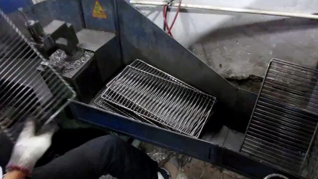 Kitchen Cabinet Hardware & Kitchen Furniture Hardware - China: Kitchen Organizers Wire Racks / Production 4