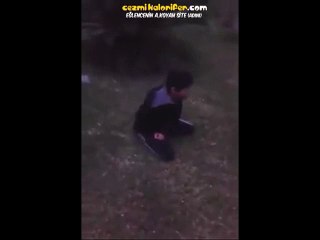 Kolundan Kıtırık Diye Ses Gelen Arkadaşına Hunharca Gülen Çocuk