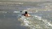 Un hombre se sumerge en un lago helado para salvar a su perro