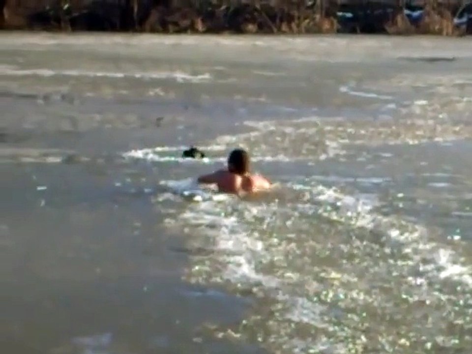 Un hombre se sumerge en un lago helado para salvar a su perro