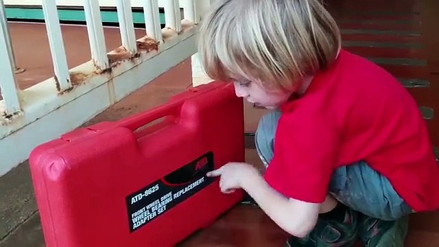 Este miúdo de apenas 5 anos provavelmente percebe mais de mecânica do que muitos adultos!