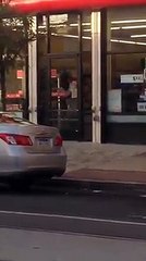 Un voleur pris au piège défonce une vitre avec sa tête pour s'enfuir