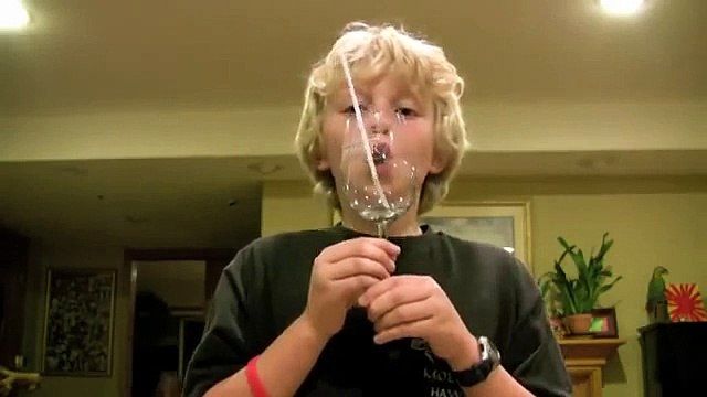 Ce garçon casse un verre avec sa voix