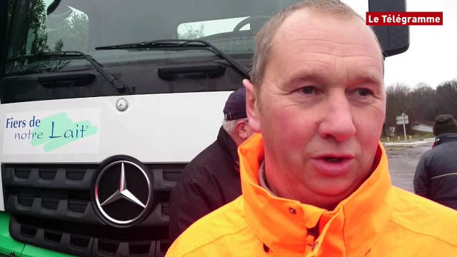 Questembert (56). Des éleveurs bloquent un camion laitier