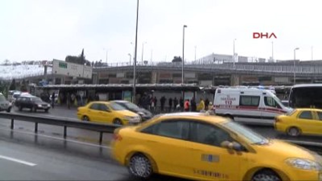 Merter'de Metrobüs Kazası. 5 Hafif Yaralı. Avcılar İstikametine Seferler Yapılamıyor