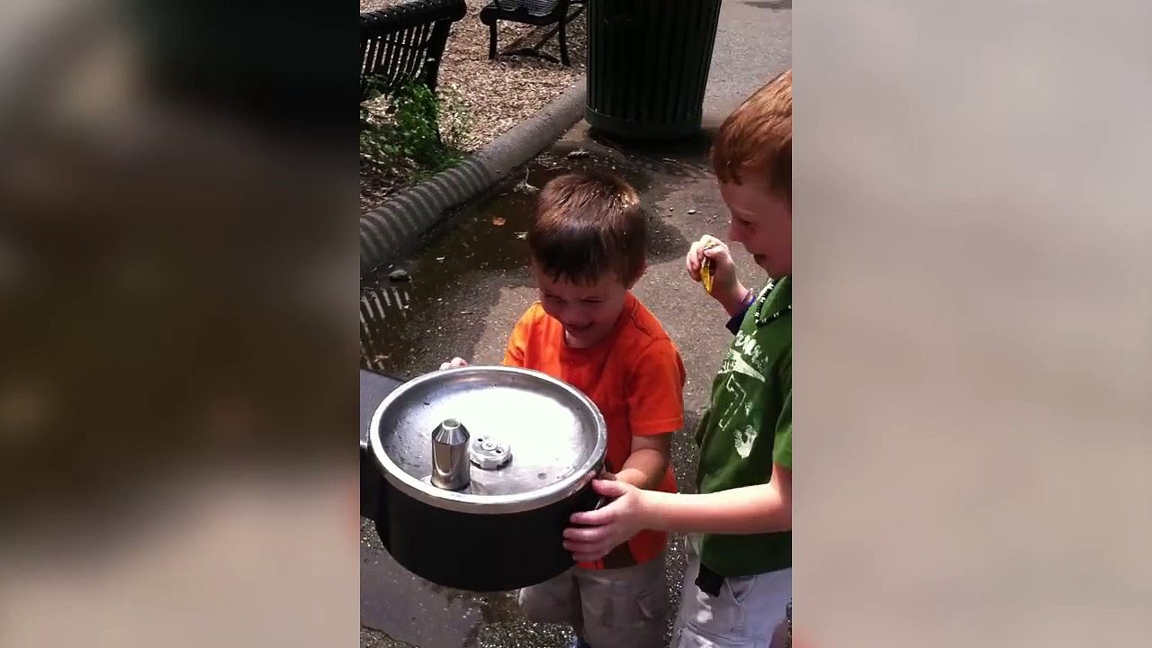 Enfants VS fontaine à eau - Direct dans l'oeil!