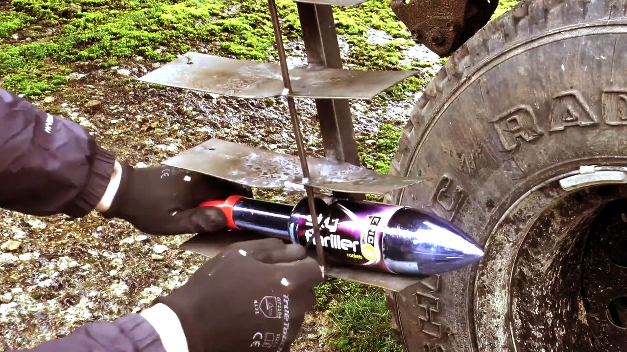 Il fabrique une roue géante qui envoie des feux d'artifice d