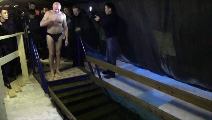 Un bain glacé en pleine Sibérie pour l'Épiphanie