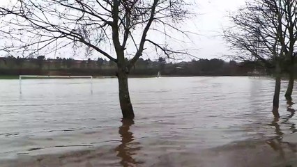 Faire du Jet ski au milieu d'un stade de food pendant une Inondation