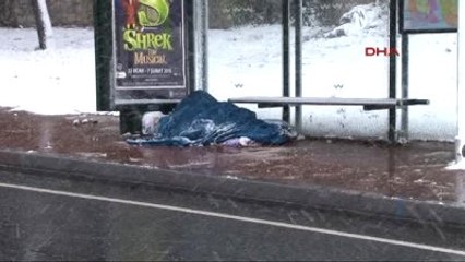 Sokakta Kalan Kişi Otobüs Durağında Sabahladı