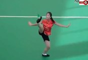 Genç kızdan badminton topuyla müthiş hareketler
