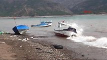 Tokat Şiddetli Lodos Almus'ta Balıkçı Teknelerini Parçaladı