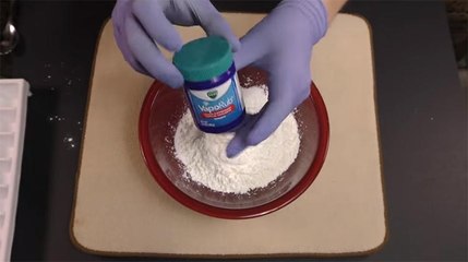 Ele deita 1 colher de Vick Vaporub na taça, e a seguir... Que resultado fantástico! Que génio!