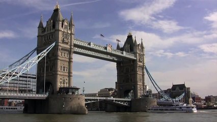 UFOs Over London Friday 2011 - UFO fleet over Tower Bridge London 6/24/2011 Video