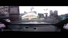 Un homme veut impressionner sa copine en voiture