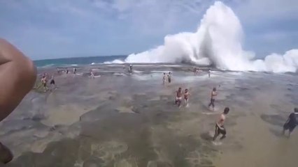 Внезапная 8-метровая волна накрыла пляж