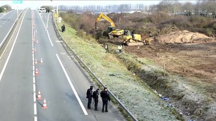 Calais: début des travaux de défrichement dans la "Jungle"