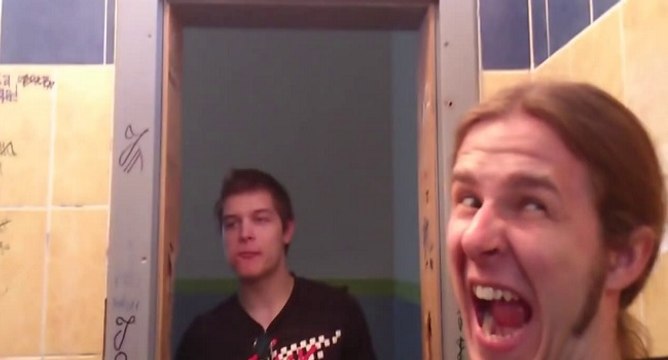 Un abruti fait pipi sur une ampoule au plafond