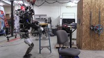 Quand Atlas le robot humanoïde de Google joue les fées du logis !