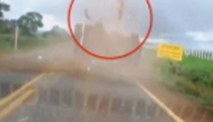 Araçtan fırlayıp havada takla attı