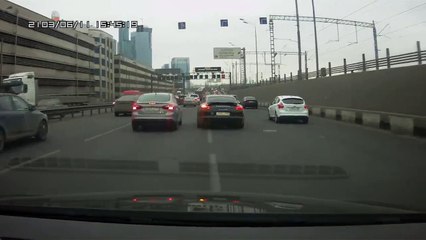 GOLF GTI  E PORSCHE PANAMERA TOMAM DE ASSALTO A AUTO-ESTRADA!