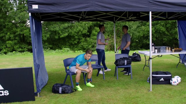 Mesut Özil Chewing Gum Skill