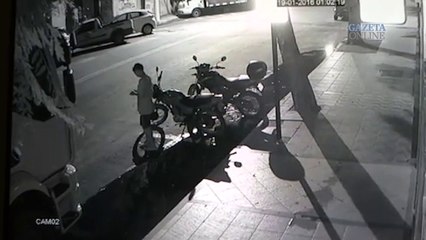 Imagens de videomonitoramento mostram menor furtando moto em Baixo Guandu