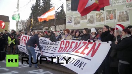 Скачать видео: Autriche : des manifestants pro et contre-réfugiés face à face à Graz