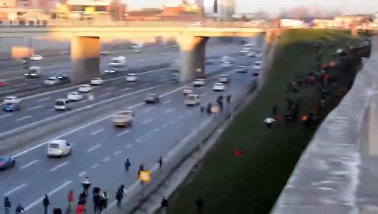 Galatasaray fans attacked away fans,Karsiyaka, on the highway before the match yesterday