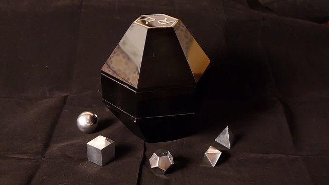 カザフスタン、アルマトイの会社The Ross Limitedでは一箱あたり日本円にして約160万円の超高級チョコレートを製造しています。会社の責任者でありサルタエフさんが、往年の有名女優たちの美しさにインスパイアされて作られたというこのチョコレート、1粒一粒が純金で包まれています。世界一高価なチョコレートとされていますが、実際には販売の予定はないそうです。