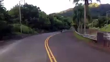 Casal de motociclistas sofrem acidente incrivel!
